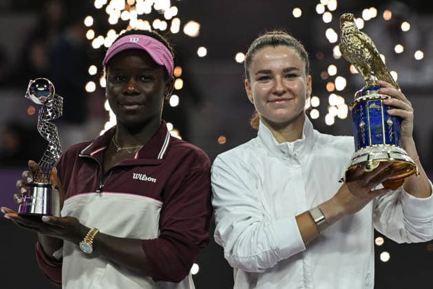 Qatar TotalEnergies Open 2026 - Singles Final DOHA, QATAR FEBRUARY 14: Karolina Muchova of the Czech Republic Karolina Muchova of the Czech Republic holds the Golden Falcon trophy after defeating Victoria Mboko of Canada, who receives the runner-up trophy, 64, 75 in the singles final on Day Seven of the Qatar TotalEnergies Open, part of the Hologic WTA, Tennis Damen Tour, at the Khalifa International Tennis and Squash Complex on February 14, 2026 in Doha, Qatar. Doha Qatar  Copyright: xArturxWidakx originalFilename:widak-qatartot260214_npHQh.jpg