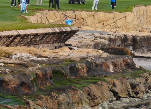PEBBLE BEACH, CA - FEBRUARY 14: PGA, Golf Herren golfer Jordan Spieth plays a shot from the rocks on the 18th hole on February 14, 2026, during the third round of the PGA AT&T Pebble Beach Pro-Am at the Pebble Beach Golf Links at Pebble Beach, California. (Photo by Brian Spurlock Icon Sportswire) GOLF: FEB 14 PGA AT&T Pebble Beach Pro-Am EDITORIAL USE ONLY Icon26021421