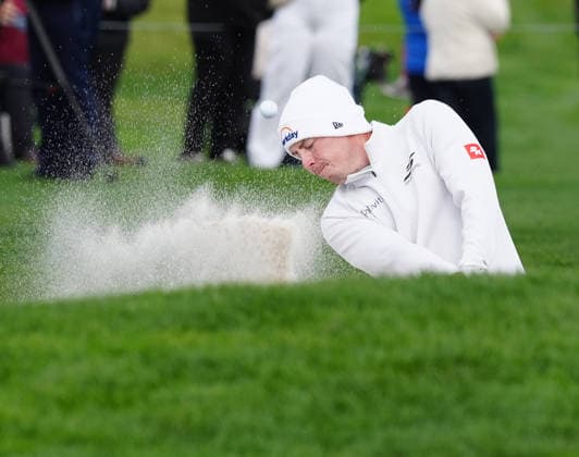 PEBBLE BEACH, CA - FEBRUARY 14: PGA, Golf Herren golfer Matt Fitzpatrick hits a sand shot on the 18th hole on February 14, 2026, during the third round of the PGA AT&T Pebble Beach Pro-Am at the Pebble Beach Golf Links at Pebble Beach, California. (Photo by Brian Spurlock Icon Sportswire) GOLF: FEB 14 PGA AT&T Pebble Beach Pro-Am EDITORIAL USE ONLY Icon26021430