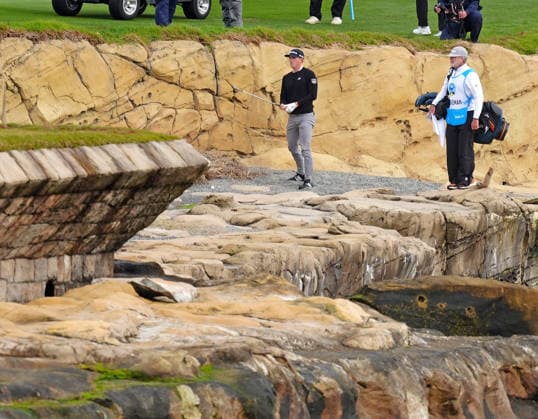 PEBBLE BEACH, CA - FEBRUARY 14: PGA, Golf Herren golfer Jacob Bridgeman plays his second shot from the rocky beach on the 18th hole on February 14, 2026, during the third round of the PGA AT&T Pebble Beach Pro-Am at the Pebble Beach Golf Links at Pebble Beach, California. (Photo by Brian Spurlock Icon Sportswire) GOLF: FEB 14 PGA AT&T Pebble Beach Pro-Am EDITORIAL USE ONLY Icon26021436