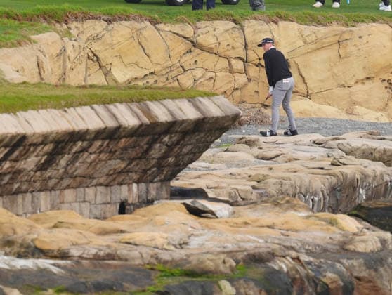 PEBBLE BEACH, CA - FEBRUARY 14: PGA, Golf Herren golfer Jacob Bridgeman plays his second shot from the rocky beach on the 18th hole on February 14, 2026, during the third round of the PGA AT&T Pebble Beach Pro-Am at the Pebble Beach Golf Links at Pebble Beach, California. (Photo by Brian Spurlock Icon Sportswire) GOLF: FEB 14 PGA AT&T Pebble Beach Pro-Am EDITORIAL USE ONLY Icon26021437