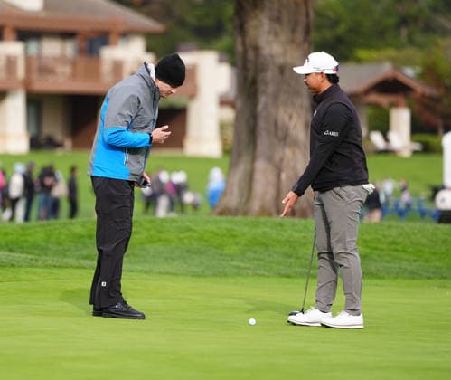 PEBBLE BEACH, CA - FEBRUARY 14: PGA, Golf Herren golfer Min Woo Lee gets a ruling from a rules official as his ball was moving from the wind on the 18th green on February 14, 2026, during the third round of the PGA AT&T Pebble Beach Pro-Am at the Pebble Beach Golf Links at Pebble Beach, California. (Photo by Brian Spurlock Icon Sportswire) GOLF: FEB 14 PGA AT&T Pebble Beach Pro-Am EDITORIAL USE ONLY Icon26021445