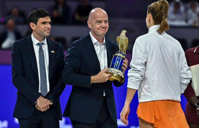 WTA, Tennis Damen QATAR OPEN 2026-SINGLES FINAL FIFA President Gianni Infantino (C) presents the winner™s trophy to Karolina Muchova of the Czech Republic after her victory over Victoria Mboko of Canada in the women™s singles final of the WTA Qatar TotalEnergies Open 2026 at the Khalifa International Tennis Complex in Doha, Qatar, on February 14, 2026. DOHA Qatar Copyright: xNOUSHADx