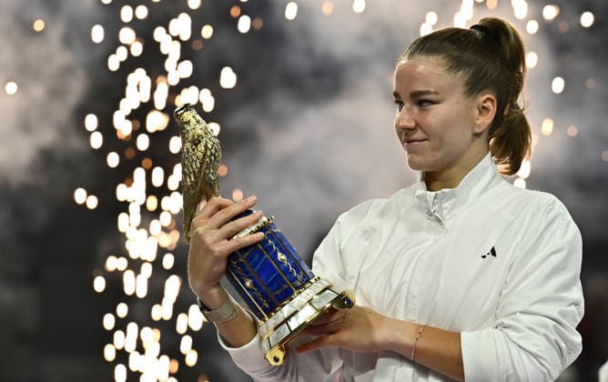 WTA, Tennis Damen QATAR OPEN 2026-SINGLES FINAL Karolina Muchova of the Czech Republic celebrates with the trophy during the awarding ceremony after winning the women s singles final match against victory over Victoria Mboko of Canada of the WTA Qatar TotalEnergies Open 2026 at the Khalifa International Tennis Complex in Doha, Qatar, on February 14, 2026. DOHA Qatar Copyright: xNOUSHADx
