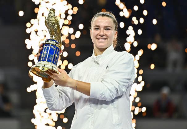 WTA, Tennis Damen QATAR OPEN 2026-SINGLES FINAL Karolina Muchova of the Czech Republic celebrates with the trophy during the awarding ceremony after winning the women s singles final match against victory over Victoria Mboko of Canada of the WTA Qatar TotalEnergies Open 2026 at the Khalifa International Tennis Complex in Doha, Qatar, on February 14, 2026. DOHA Qatar Copyright: xNOUSHADx