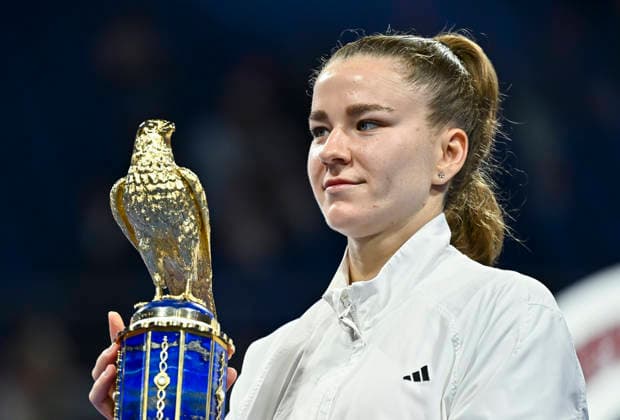 WTA, Tennis Damen QATAR OPEN 2026-SINGLES FINAL Karolina Muchova of the Czech Republic celebrates with the trophy during the awarding ceremony after winning the women s singles final match against victory over Victoria Mboko of Canada of the WTA Qatar TotalEnergies Open 2026 at the Khalifa International Tennis Complex in Doha, Qatar, on February 14, 2026. DOHA Qatar Copyright: xNOUSHADx
