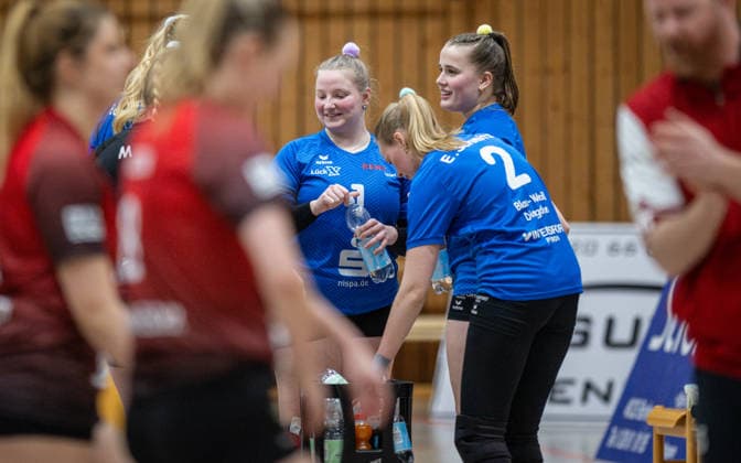 Volleyball, Season 2025 2026, Third League West, 14 02 2026, Matchday 16, Women, BW Dingden blue vs VV Humann Essen red v l Lara Kruse BW Dingden , Eva Schmitz BW Dingden , Leni Vehns BW Dingden , Hamminkeln Sporthalle am Mumbeckerbach Nordrhein Westfalen Germany 260214_vb-d_bw-dingden_humann-essen_49424