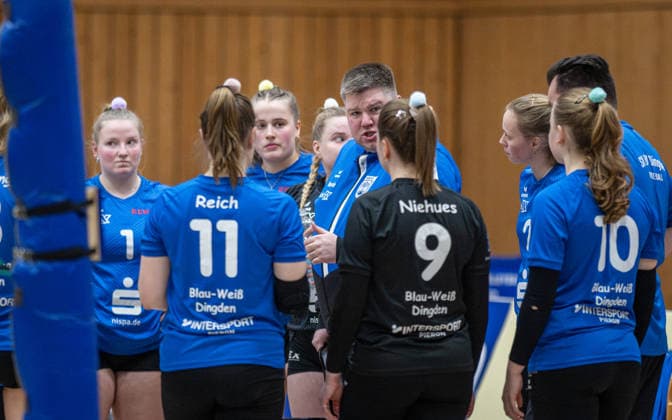 Volleyball, Saison 2025 2026, Dritte Liga West, 14 02 2026, 16 Spieltag, Frauen, BW Dingden blau vs VV Humann Essen rot v l Lara Kruse BW Dingden , Hannah Reich BW Dingden , Leni Vehns BW Dingden , Mira Kruse Libera BW Dingden , Marvin Hansmann Trainer BW Dingden , Carolin Niehues Libera BW Dingden , Eva Schmitz BW Dingden , Valerie Fels BW Dingden , Tim Heinrich BW Dingden , Hamminkeln Sporthalle am Mumbeckerbach Nordrhein Westfalen Germany 260214_vb-d_bw-dingden_humann-essen_49426