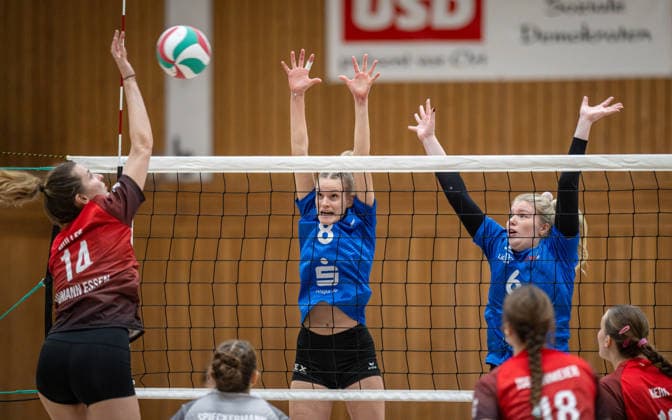 Volleyball, Season 2025 2026, Third League West, 14 02 2026, Matchday 16, Women, BW Dingden blue vs VV Humann Essen red v l Lisa Mueller VV Humann Essen , Janne Epping BW Dingden , Louisa Baumeister BW Dingden , Hamminkeln Sporthalle am Mumbeckerbach Nordrhein Westfalen Germany 260214_vb-d_bw-dingden_humann-essen_49431