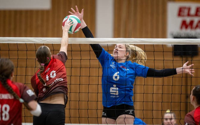 Volleyball, Season 2025 2026, Third League West, 14 02 2026, Matchday 16, Women, BW Dingden blue vs VV Humann Essen red v l Finja Kern VV Humann Essen , Louisa Baumeister BW Dingden , Hamminkeln Sporthalle am Mumbeckerbach Nordrhein Westfalen Germany 260214_vb-d_bw-dingden_humann-essen_49435