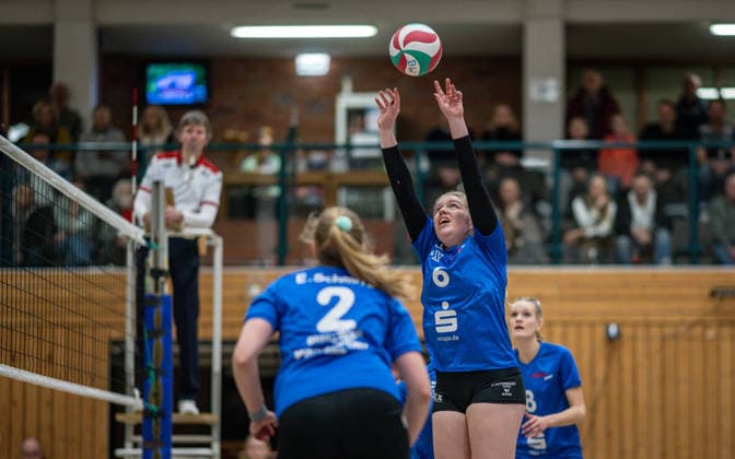 Volleyball, Season 2025 2026, Third League West, 14 02 2026, Matchday 16, Women, BW Dingden blue vs VV Humann Essen red v l Eva Schmitz BW Dingden , Louisa Baumeister BW Dingden , Janne Epping BW Dingden, background , Hamminkeln Sporthalle am Mumbeckerbach Nordrhein Westfalen Germany 260214_vb-d_bw-dingden_humann-essen_49455