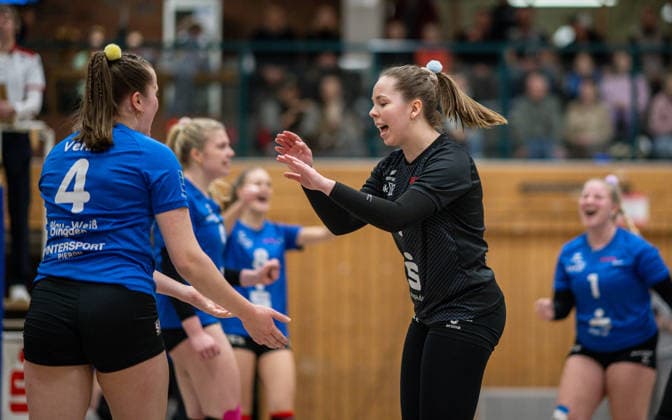 Volleyball, Season 2025 2026, Third League West, 14 02 2026, Matchday 16, Women, BW Dingden blue vs VV Humann Essen red v l Leni Vehns BW Dingden , Carolin Niehues Libera BW Dingden , Hamminkeln Sporthalle am Mumbeckerbach Nordrhein Westfalen Germany 260214_vb-d_bw-dingden_humann-essen_49461