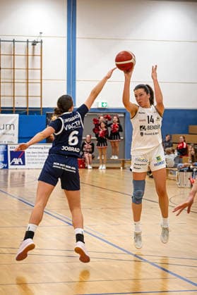 14 02 2026, xovx, Basketball Women 2 Bundesliga Nord, Bender Baskets Grünberg Astro Ladies Bochum v l Emma Morsbach VfL VIACTIV AstroLadies Bochum , Lena Graf Bender Baskets Grünberg Grünberg Sporthalle Theo Koch Schule Hessen Deutschland DE