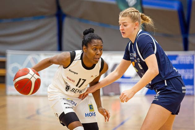 14 02 2026, xovx, Basketball Women 2 Bundesliga Nord, Bender Baskets Grünberg Astro Ladies Bochum v l Tonisha Baker Bender Baskets Grünberg , Laura Knaup VfL VIACTIV AstroLadies Bochum Grünberg Sporthalle Theo Koch Schule Hessen Deutschland DE