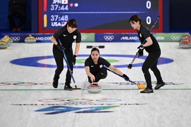 (260215) -- CORTINA D AMPEZZO, Feb. 15, 2026 -- Ohmiya Anna (C) of Japan competes during the curling women round robin session 5 match between Japan and the United States at the 2026 Milan-Cortina Winter Olympics in Cortina, Italy, Feb. 14, 2026. ) (MICO2026)ITALY-CORTINA D AMPEZZO-OLYMPIC Winter games, Winterspiele,Spiele, Summer games CURLING-WOMEN-ROUND ROBIN LianxYi 