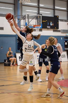 14 02 2026, xovx, Basketball Frauen 2 Bundesliga Nord, Bender Baskets Grünberg Astro Ladies Bochum v l Cecilia Collins VfL VIACTIV AstroLadies Bochum , Katharina Quapil Bender Baskets Grünberg , Ramona Tews VfL VIACTIV AstroLadies Bochum , Marija Ilic VfL VIACTIV AstroLadies Bochum , Emma Kramer Bender Baskets Grünberg Grünberg Sporthalle Theo Koch Schule Hessen Deutschland DE