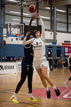 14 02 2026, xovx, Basketball Women 2 Bundesliga Nord, Bender Baskets Grünberg Astro Ladies Bochum v l Faith Dut VfL VIACTIV AstroLadies Bochum , Charlotte Kohl Bender Baskets Grünberg Grünberg Sporthalle Theo Koch Schule Hessen Deutschland DE