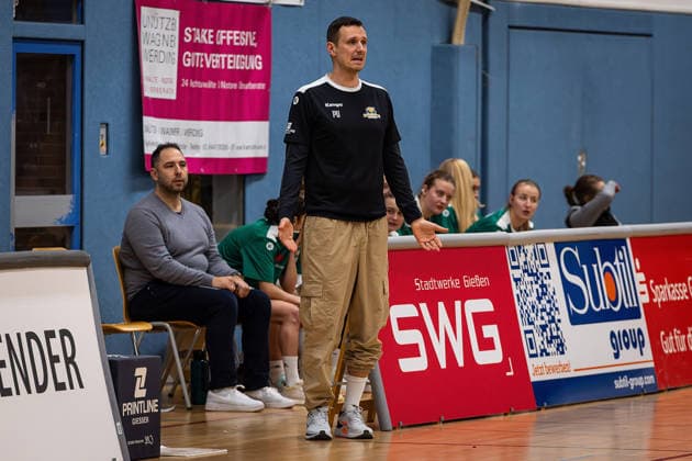14 02 2026, xovx, Basketball Women 2 Bundesliga Nord, Bender Baskets Grünberg Astro Ladies Bochum Coach Patrick Unger Bender Baskets Grünberg gesticulating, gesticulating with his arms Grünberg Sporthalle Theo Koch Schule Hessen Germany EN