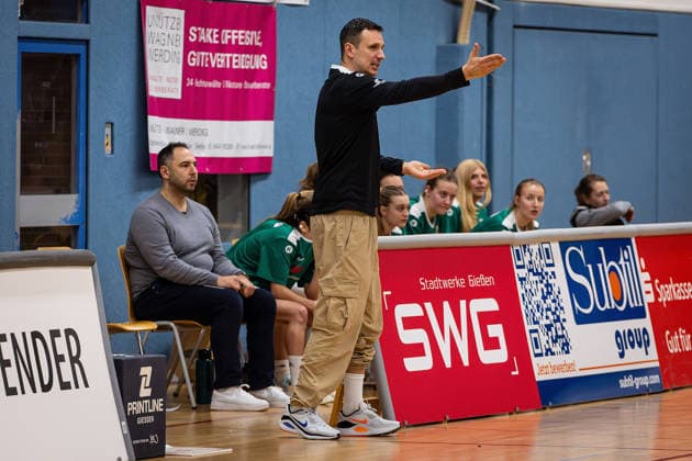 14 02 2026, xovx, Basketball Women 2 Bundesliga Nord, Bender Baskets Grünberg Astro Ladies Bochum Coach Patrick Unger Bender Baskets Grünberg gesticulating, gesticulating with his arms Grünberg Sporthalle Theo Koch Schule Hessen Germany EN