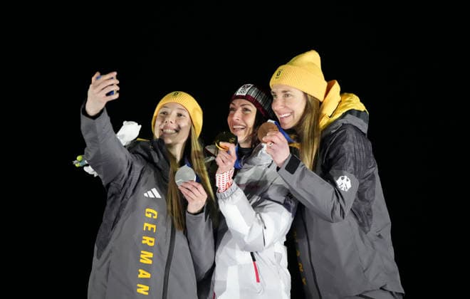 (260215) -- CORTINA D AMPEZZO, Feb. 15, 2026 -- Gold medalist Janine Flock (C) of Austria, silver medalist Susanne Kreher (L) of Germany and bronze medalist Jacqueline Pfeifer of Germany pose for a selfie during the awarding ceremony for the skeleton women s competition at the Milan-Cortina 2026 Olympic Winter games, Winterspiele,Spiele, Summer games in Cortina, Italy, Feb. 14, 2026. ) (MICO2026)ITALY-CORTINA D AMPEZZO-OLYMPIC WINTER GAMES-SKELETON-WOMEN LixGang 
