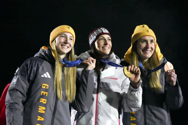 (260215) -- CORTINA D AMPEZZO, Feb. 15, 2026 -- Gold medalist Janine Flock (C) of Austria, silver medalist Susanne Kreher (L) of Germany and bronze medalist Jacqueline Pfeifer of Germany pose during the awarding ceremony for the skeleton women s competition at the Milan-Cortina 2026 Olympic Winter games, Winterspiele,Spiele, Summer games in Cortina, Italy, Feb. 14, 2026. ) (MICO2026)ITALY-CORTINA D AMPEZZO-OLYMPIC WINTER GAMES-SKELETON-WOMEN LixGang 