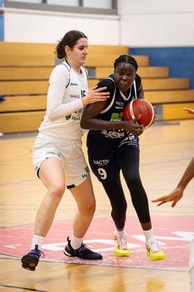 14 02 2026, xovx, Basketball Women 2 Bundesliga Nord, Bender Baskets Grünberg Astro Ladies Bochum v l Charlotte Kohl Bender Baskets Grünberg , Faith Dut VfL VIACTIV AstroLadies Bochum Grünberg Sporthalle Theo Koch Schule Hessen Germany EN