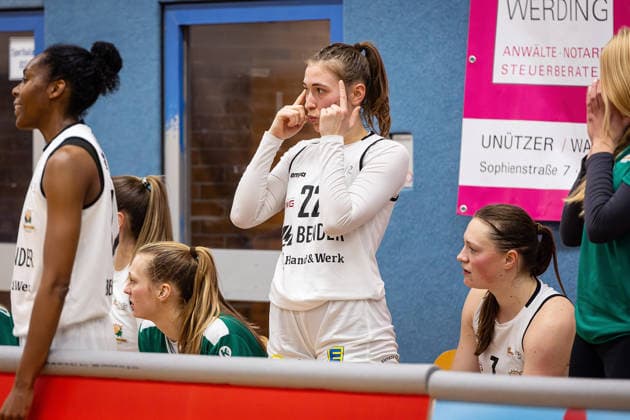 14 02 2026, xovx, Basketball Women 2 Bundesliga Nord, Bender Baskets Grünberg Astro Ladies Bochum v l Katharina Quapil Bender Baskets Grünberg gesticulating, gesticulating with her arms Grünberg Sporthalle Theo Koch Schule Hessen Germany EN