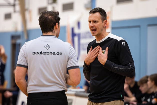 14 02 2026, xovx, Basketball Women 2 Bundesliga Nord, Bender Baskets Grünberg Astro Ladies Bochum Coach Patrick Unger Bender Baskets Grünberg in discussion with the referee Grünberg Sporthalle Theo Koch Schule Hessen Germany EN