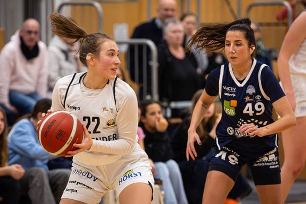 14 02 2026, xovx, Basketball Women 2 Bundesliga Nord, Bender Baskets Grünberg Astro Ladies Bochum v l Katharina Quapil Bender Baskets Grünberg , Laura Barroso Perez VfL VIACTIV AstroLadies Bochum Grünberg Sporthalle Theo Koch Schule Hessen Germany EN