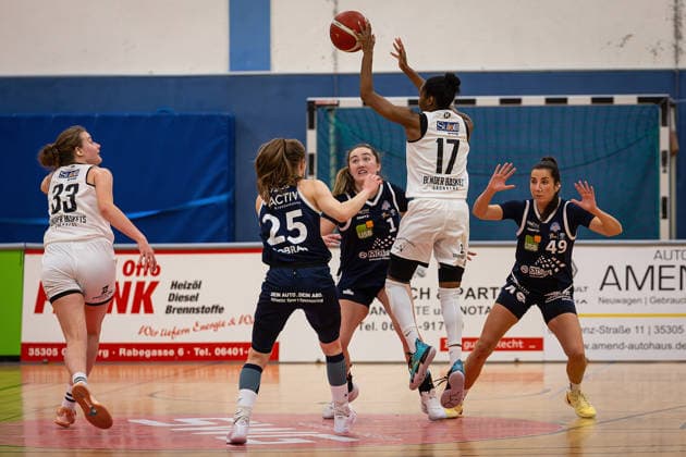 14 02 2026, xovx, Basketball Women 2 Bundesliga Nord, Bender Baskets Grünberg Astro Ladies Bochum v l Hanna Adaszewska Bender Baskets Grünberg , Ramona Tews VfL VIACTIV AstroLadies Bochum , Cecilia Collins VfL VIACTIV AstroLadies Bochum , Tonisha Baker Bender Baskets Grünberg , Laura Barroso Perez VfL VIACTIV AstroLadies Bochum Grünberg Sporthalle Theo Koch Schule Hessen Deutschland DE