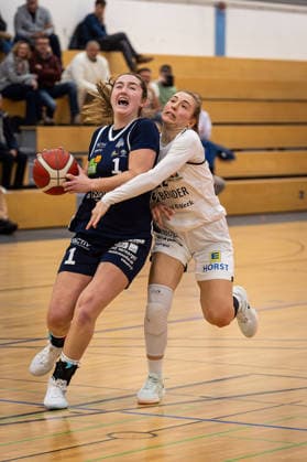 14 02 2026, xovx, Basketball Frauen 2 Bundesliga Nord, Bender Baskets Grünberg Astro Ladies Bochum v l Cecilia Collins VfL VIACTIV AstroLadies Bochum , Katharina Quapil Bender Baskets Grünberg Grünberg Sporthalle Theo Koch Schule Hessen Deutschland DE
