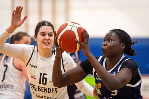 14 02 2026, xovx, Basketball Women 2 Bundesliga Nord, Bender Baskets Grünberg Astro Ladies Bochum v l Charlotte Kohl Bender Baskets Grünberg , Faith Dut VfL VIACTIV AstroLadies Bochum Grünberg Sporthalle Theo Koch Schule Hessen Deutschland DE