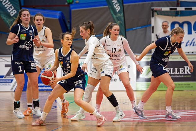 14 02 2026, xovx, Basketball Women 2 Bundesliga Nord, Bender Baskets Grünberg Astro Ladies Bochum v l Cecilia Collins VfL VIACTIV AstroLadies Bochum , Hanna Adaszewska Bender Baskets Grünberg , Katja Scheller VfL VIACTIV AstroLadies Bochum , Katharina Quapil Bender Baskets Grünberg , Emma Kramer Bender Baskets Grünberg , Laura Knaup VfL VIACTIV AstroLadies Bochum Grünberg Sporthalle Theo Koch Schule Hessen Germany EN