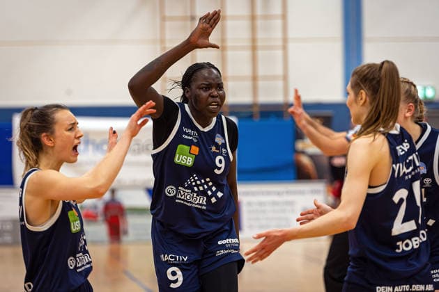 14 02 2026, xovx, Basketball Women 2 Bundesliga Nord, Bender Baskets Grünberg Astro Ladies Bochum Cheering with the players of VfL VIACTIV AstroLadies Bochum, from left Katja Scheller VfL VIACTIV AstroLadies Bochum , Faith Dut VfL VIACTIV AstroLadies Bochum , Ramona Tews VfL VIACTIV AstroLadies Bochum and Laura Knaup VfL VIACTIV AstroLadies Bochum Grünberg Sporthalle Theo Koch Schule Hessen Germany EN
