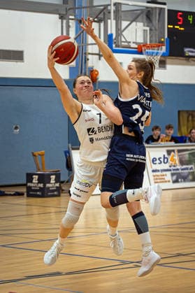 14 02 2026, xovx, Basketball Women 2 Bundesliga Nord, Bender Baskets Grünberg Astro Ladies Bochum v l Sarah Lückenotte Bender Baskets Grünberg , Ramona Tews VfL VIACTIV AstroLadies Bochum Grünberg Sporthalle Theo Koch Schule Hessen Deutschland DE