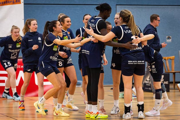 14 02 2026, xovx, Basketball Frauen 2 Bundesliga Nord, Bender Baskets Grünberg Astro Ladies Bochum Cheers from the players of VfL VIACTIV AstroLadies Bochum after the 68 65 victory in Grünberg Grünberg Sporthalle Theo Koch Schule Hessen Germany EN