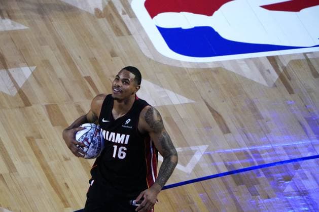 (260215) -- LOS ANGELES, Feb. 15, 2026 -- Miami Heat s Keshad Johnson reacts in the slam dunk contest at the NBA, Basketball Herren, USA basketball All-Star weekend festivities in Los Angeles, the United States, Feb. 14, 2026. ) (SP)U.S.-LOS ANGELES-BASKETBALL-NBA-ALL-STAR WEEKEND WuxXiaoling 