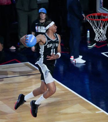 (260215) -- LOS ANGELES, Feb. 15, 2026 -- San Antonio Spurs Carter Bryant dunks in the slam dunk contest at the NBA, Basketball Herren, USA basketball All-Star weekend festivities in Los Angeles, the United States, Feb. 14, 2026. (Photo by Xinhua) (SP)U.S.-LOS ANGELES-BASKETBALL-NBA-ALL-STAR WEEKEND SunxYuxuan 