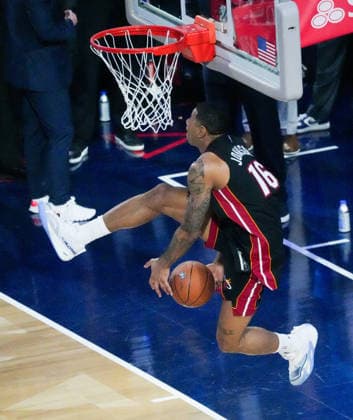 (260215) -- LOS ANGELES, Feb. 15, 2026 -- Miami Heat s Keshad Johnson dunks in the slam dunk contest at the NBA, Basketball Herren, USA basketball All-Star weekend festivities in Los Angeles, the United States, Feb. 14, 2026. (Photo by Xinhua) (SP)U.S.-LOS ANGELES-BASKETBALL-NBA-ALL-STAR WEEKEND SunxYuxuan 