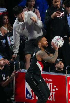 (260215) -- LOS ANGELES, Feb. 15, 2026 -- Portland Trail Blazers Damian Lillard (front) competes in the three point contest at the NBA, Basketball Herren, USA basketball All-Star weekend festivities in Los Angeles, the United States, Feb. 14, 2026. (Photo by Xinhua) (SP)U.S.-LOS ANGELES-BASKETBALL-NBA-ALL-STAR WEEKEND SunxYuxuan 
