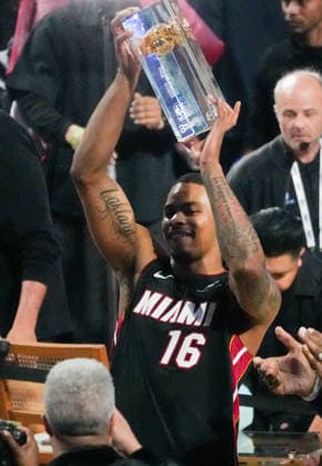 (260215) -- LOS ANGELES, Feb. 15, 2026 -- Miami Heat s Keshad Johnson lifts the trophy after the slam dunk contest at the NBA, Basketball Herren, USA basketball All-Star weekend festivities in Los Angeles, the United States, Feb. 14, 2026. (Photo by Xinhua) (SP)U.S.-LOS ANGELES-BASKETBALL-NBA-ALL-STAR WEEKEND SunxYuxuan 