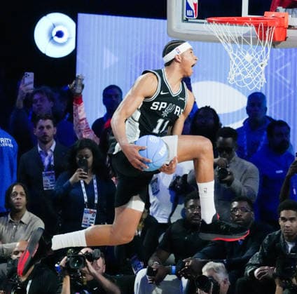 (260215) -- LOS ANGELES, Feb. 15, 2026 -- San Antonio Spurs Carter Bryant dunks in the slam dunk contest at the NBA, Basketball Herren, USA basketball All-Star weekend festivities in Los Angeles, the United States, Feb. 14, 2026. (Photo by Xinhua) (SP)U.S.-LOS ANGELES-BASKETBALL-NBA-ALL-STAR WEEKEND SunxYuxuan 