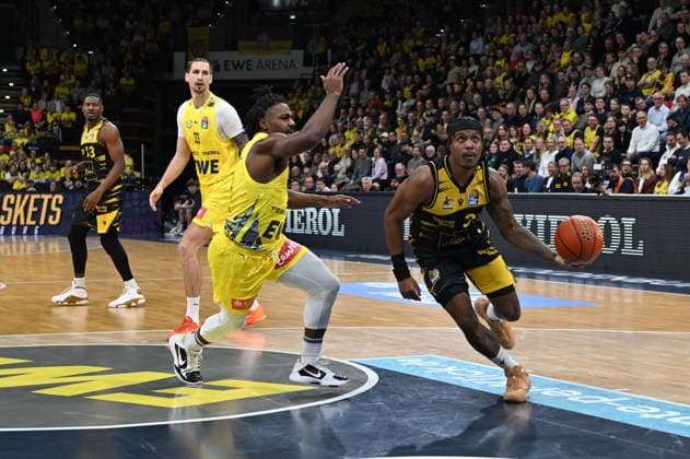GER, Basketball, easy Credit BBL, EWE Baskets Oldenburg vs MHP Riesen Ludwigsburg 14 02 2026, EWE Arena, Oldenburg, GER, easy Credit BBL, EWE Baskets Oldenburg vs MHP Riesen Ludwigsburg, in the picture Stef SMITH MHP Riesen Ludwigsburg 3 Chris CLEMONS EWE Baskets Oldenburg 3 nordphotoxgmbhx xRojahn nph00310