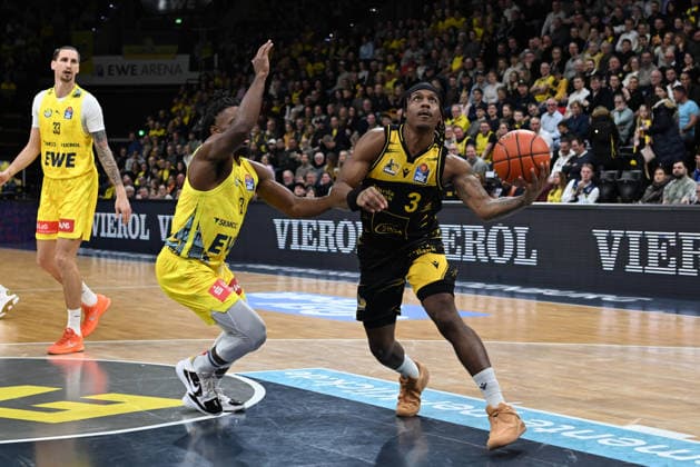 GER, Basketball, easy Credit BBL, EWE Baskets Oldenburg vs MHP Riesen Ludwigsburg 14 02 2026, EWE Arena, Oldenburg, GER, easy Credit BBL, EWE Baskets Oldenburg vs MHP Riesen Ludwigsburg, in the picture Stefan SMITH MHP Riesen Ludwigsburg 3 Chris CLEMONS EWE Baskets Oldenburg 3 nordphotoxgmbhx xRojahn nph00310