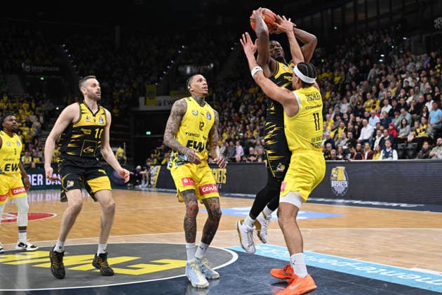 GER, Basketball, easy Credit BBL, EWE Baskets Oldenburg vs MHP Riesen Ludwigsburg 14 02 2026, EWE Arena, Oldenburg, GER, easy Credit BBL, EWE Baskets Oldenburg vs MHP Riesen Ludwigsburg, in the picture Yorman POLAS BARTOLO MHP Riesen Ludwigsburg 13 Nicholas TISCHLER EWE Baskets Oldenburg 11 Michale KYSER EWE Baskets Oldenburg 12 nordphotoxgmbhx xRojahn nph00310