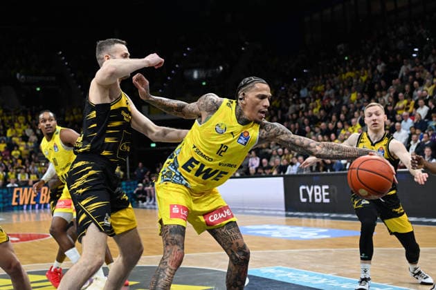GER, Basketball, easy Credit BBL, EWE Baskets Oldenburg vs MHP Riesen Ludwigsburg 14 02 2026, EWE Arena, Oldenburg, GER, easy Credit BBL, EWE Baskets Oldenburg vs MHP Riesen Ludwigsburg, in the picture Michale KYSER EWE Baskets Oldenburg 12 Jonas WOHLFARTH BOTTERMANN MHP Riesen Ludwigsburg 18 nordphotoxgmbhx xRojahn nph00310