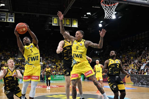 GER, Basketball, easy Credit BBL, EWE Baskets Oldenburg vs MHP Riesen Ludwigsburg 14 02 2026, EWE Arena, Oldenburg, GER, easy Credit BBL, EWE Baskets Oldenburg vs MHP Riesen Ludwigsburg, in the picture Chris CLEMONS EWE Baskets Oldenburg 3 Michale KYSER EWE Baskets Oldenburg 12 Jonas WOHLFARTH BOTTERMANN MHP Riesen Ludwigsburg 18 Stefan SMITH MHP Riesen Ludwigsburg 3 nordphotoxgmbhx xRojahn nph00310