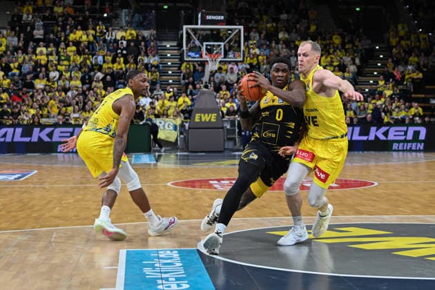 GER, Basketball, easy Credit BBL, EWE Baskets Oldenburg vs MHP Riesen Ludwigsburg 14 02 2026, EWE Arena, Oldenburg, GER, easy Credit BBL, EWE Baskets Oldenburg vs MHP Riesen Ludwigsburg, pictured Babacar SANE MHP Riesen Ludwigsburg 0 Seth HINRICHS EWE Baskets Oldenburg 21 Kyle LOFTON EWE Baskets Oldenburg 0 nordphotoxgmbhx xRojahn nph00310