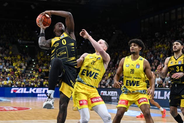 GER, Basketball, easy Credit BBL, EWE Baskets Oldenburg vs MHP Riesen Ludwigsburg 14 02 2026, EWE Arena, Oldenburg, GER, easy Credit BBL, EWE Baskets Oldenburg vs MHP Riesen Ludwigsburg, pictured Babacar SANE MHP Riesen Ludwigsburg 0 Seth HINRICHS EWE Baskets Oldenburg 21 Joel HARMS EWE Baskets Oldenburg 20 Gavin SCHILLING MHP Riesen Ludwigsburg 34 nordphotoxgmbhx xRojahn nph00310