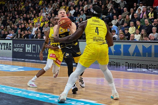 GER, Basketball, easy Credit BBL, EWE Baskets Oldenburg vs MHP Riesen Ludwigsburg 14 02 2026, EWE Arena, Oldenburg, GER, easy Credit BBL, EWE Baskets Oldenburg vs MHP Riesen Ludwigsburg, pictured Toms SKUJA MHP Riesen Ludwigsburg 5 Kyle LOFTON EWE Baskets Oldenburg 0 Brain FOBBS EWE Baskets Oldenburg 4 nordphotoxgmbhx xRojahn nph00310